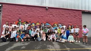 Una Escuela de Verano con escalada, patinaje y piscina: así viven el estío un centenar de niños del concejo