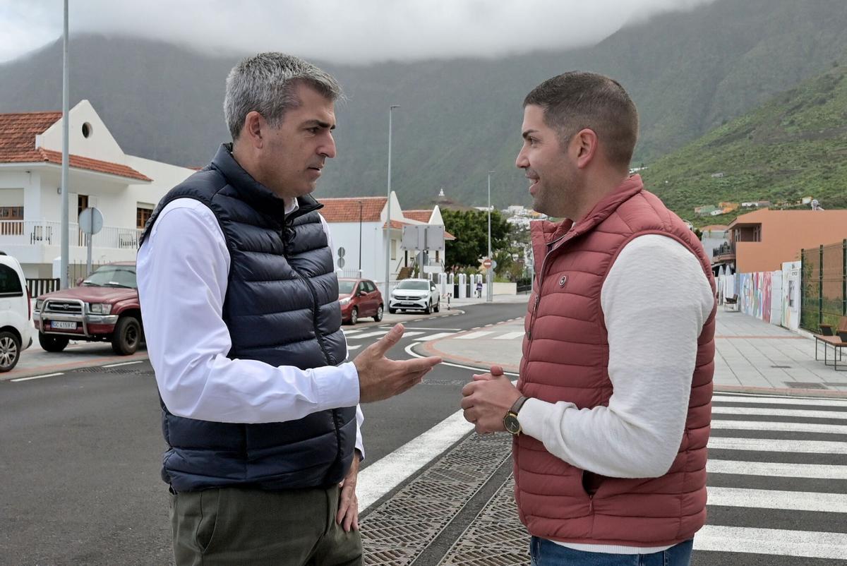 El vicepresidente del Gobierno de Canarias y consejero de Economía, Industria, Comercio y Autónomos, Manuel Domínguez, ha visitado este sábado la zona comercial de Tigaday, en el municipio de La Frontera
