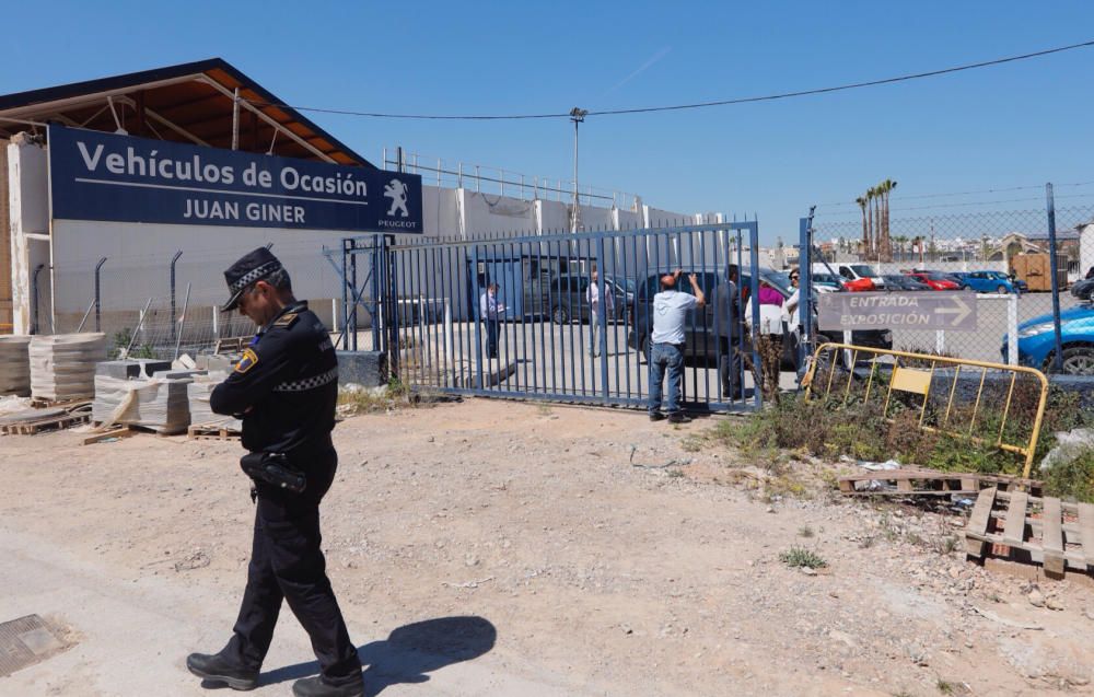 Desalojo del concesionario de coches que impide acabar Parque Central