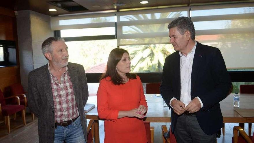 Víctor Caamaño, Fátima Abal y Santos Héctor, minutos antes de comenzar la reunión. // Noé Parga