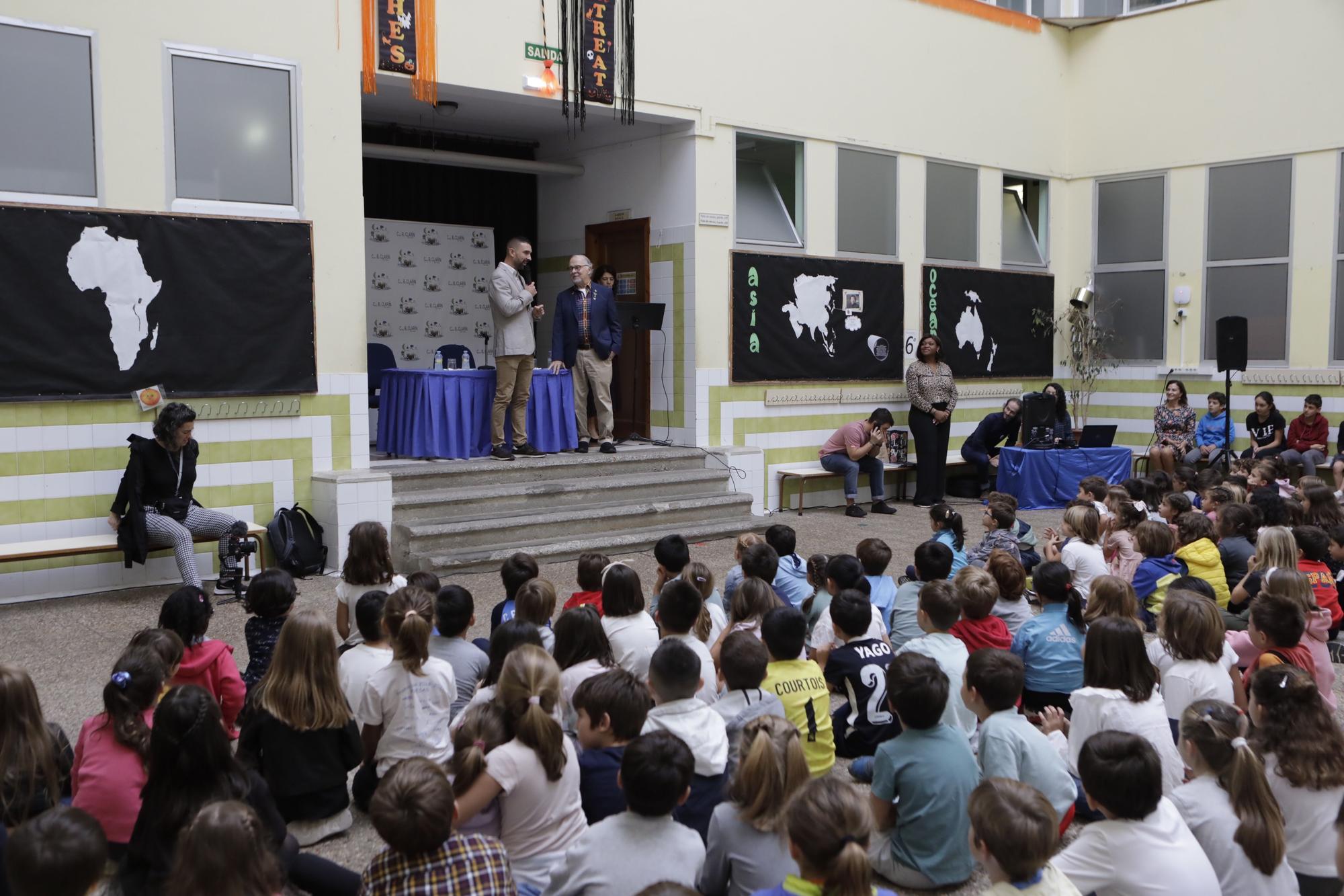 EN IMÁGENES: Philip Felgner, uno de los padres de la vacuna contra el covid, vuelve a Asturias y visita el colegio Clarin en Gijón