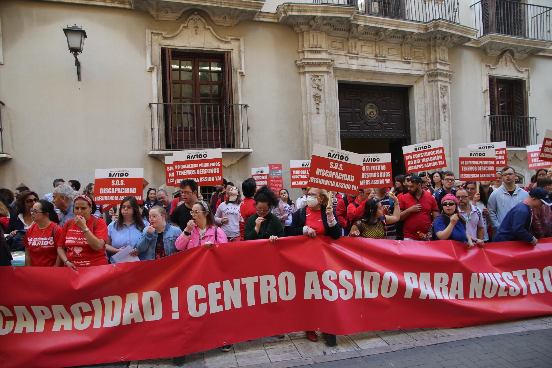 Concentración de Assido en Murcia ante la CHS