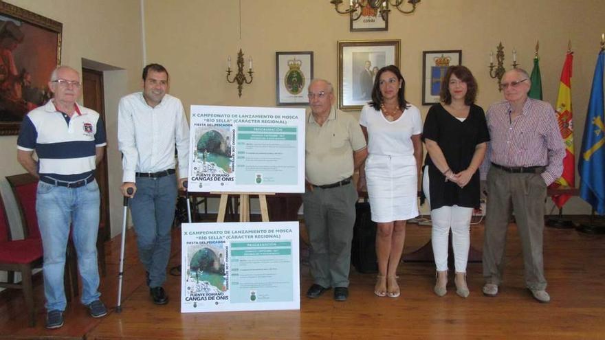 Por la izquierda, Francisco José Rozada, José Manuel González, Antón Caldevilla, Marifé Gómez, Mónica Gutiérrez y Manuel Moro, ayer, durante la presentación de la Fiesta del Pescador, en Cangas de Onís.