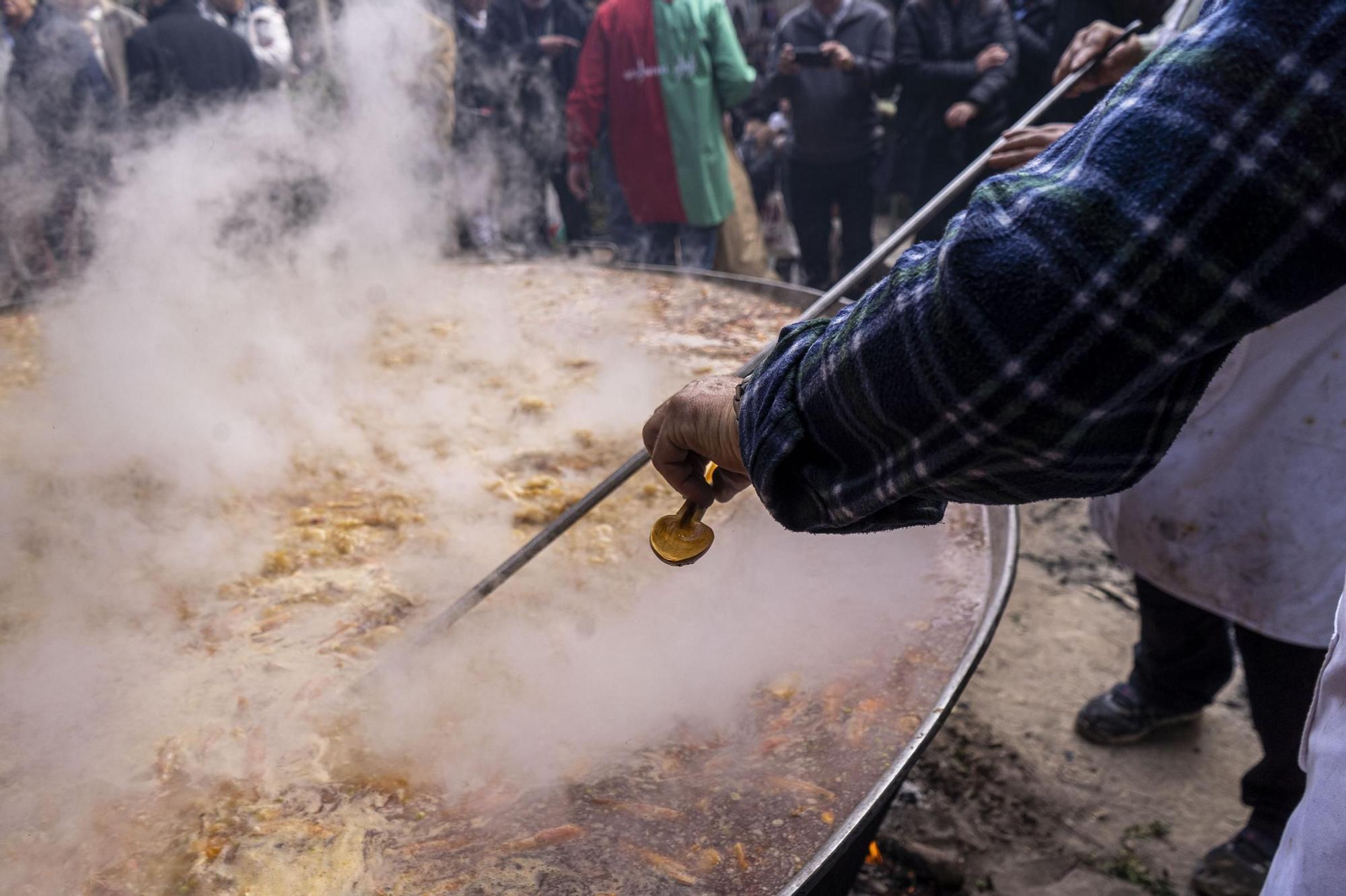Bagà cuina el seu popular arròs per 2.500 persones