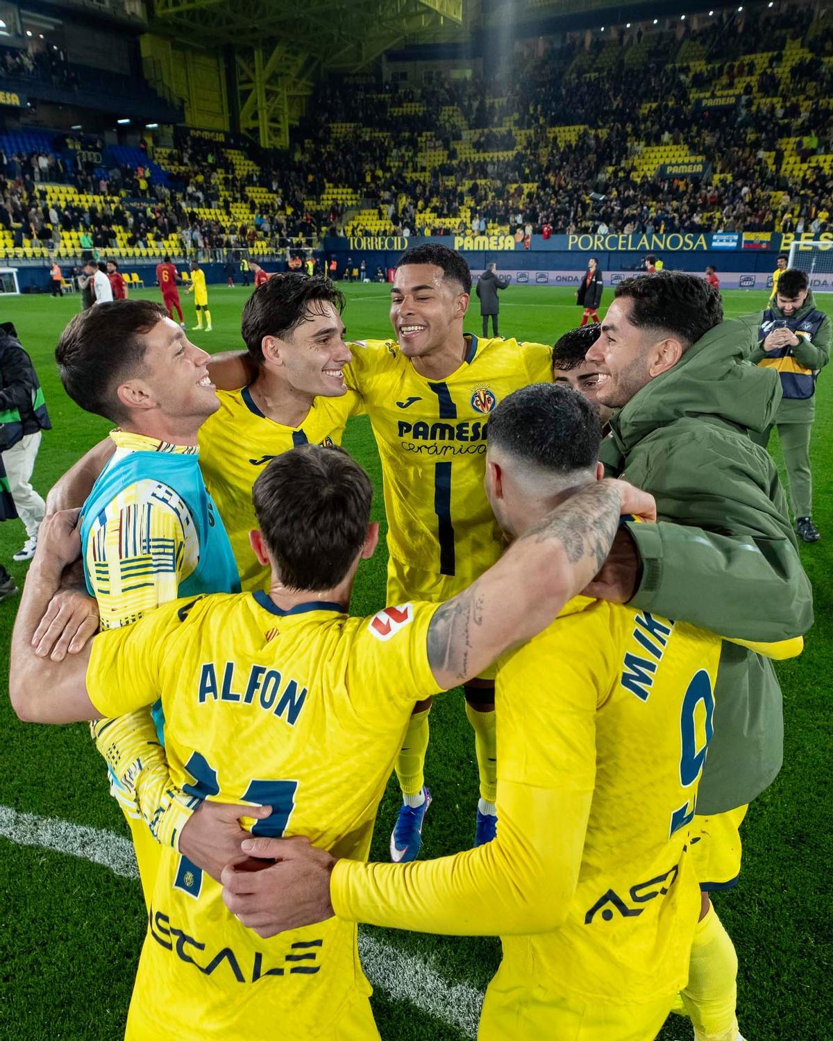Los jugadores del Villarreal celebran la victoria.