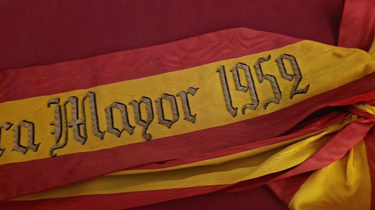 Entrega del traje de la Fallera Mayor de València 1952 a la JCF