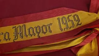 Entrega del traje de la Fallera Mayor de València 1952 a la JCF