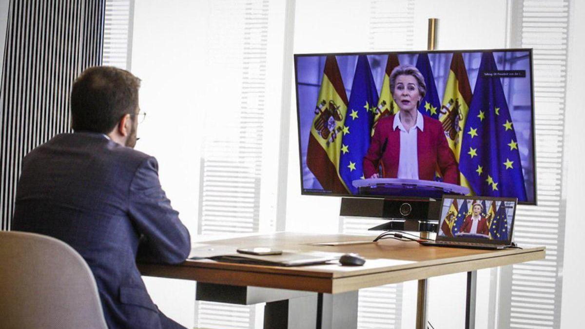 Pla del vicepresident de la Generalitat amb funcions de president, Pere Aragonès, escoltant la presidenta de la Comissió Europea, Ursula von der Leyen.