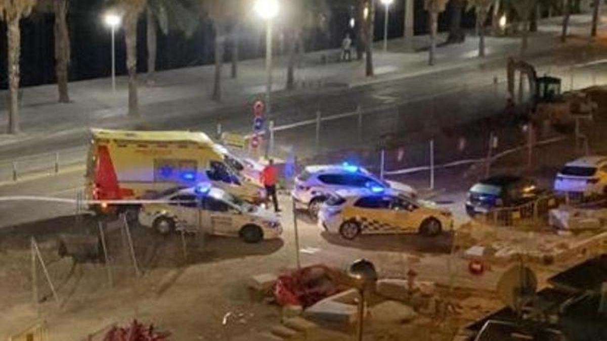 Una ambulancia y coches de la Policía Local este fin de semana en el Paseo Marítimo.