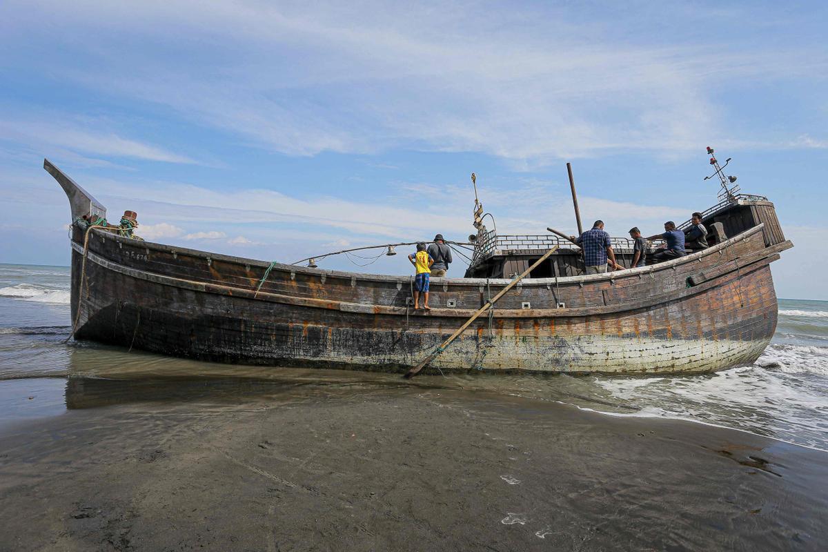 Un barco con casi 200 rohingyas desembarca en la costa de Indonesia