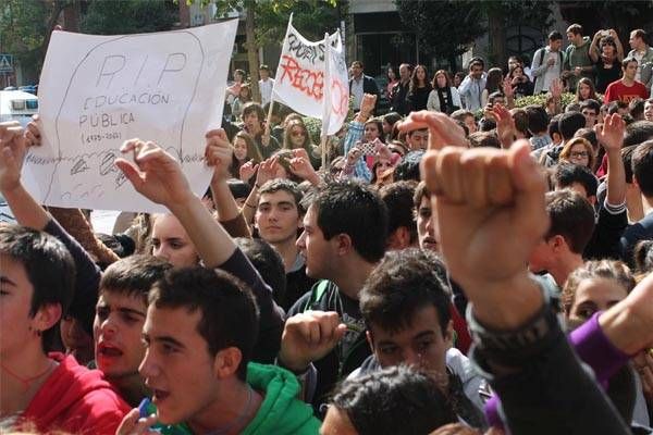 Imágenes de la protesta de estudiantes en Cáceres y la carga policial