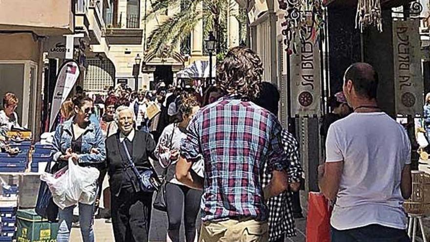 El centro peatonal se llenÃ³ de curiosos y clientes.