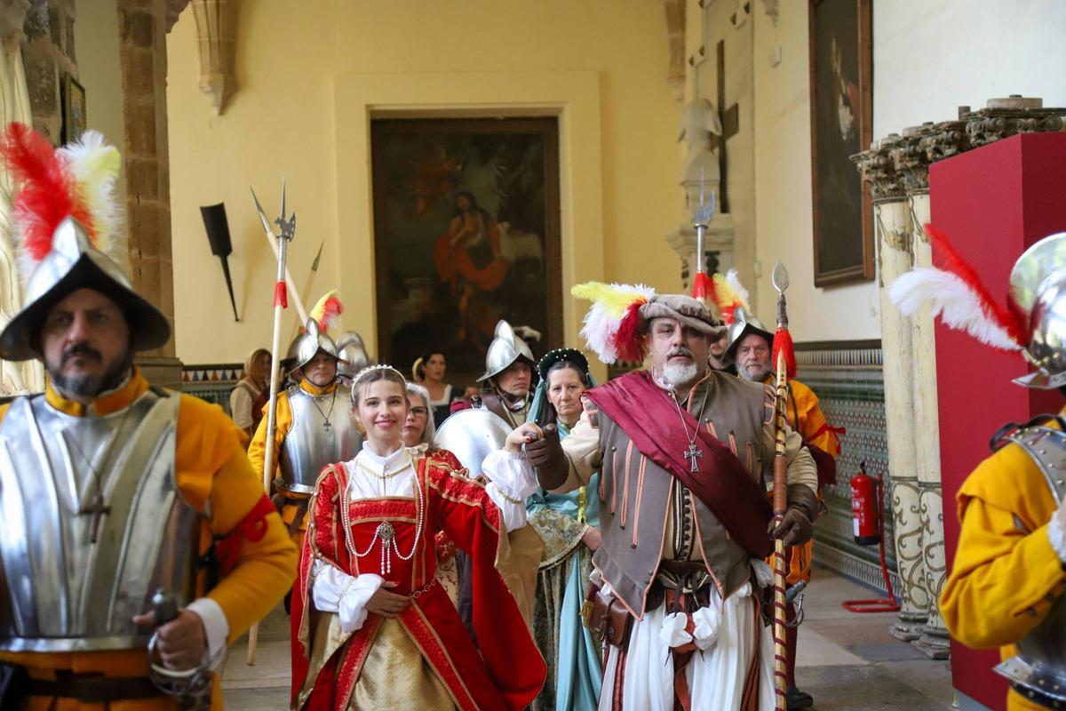 La reina Isabel de Portugal en el claustro de la Catedral de Badajoz.