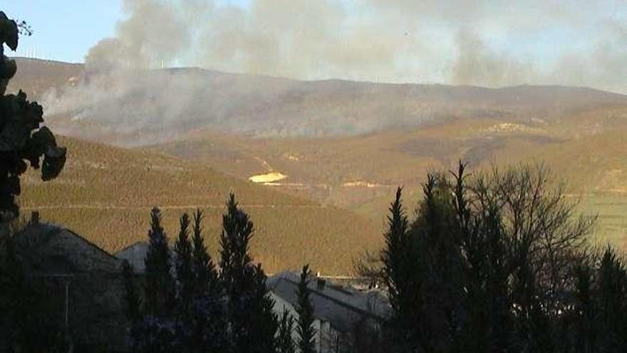 Expansión del incendio por la sierra, entre Castrelos y Hermisende, con el parque de aerogeneradores diseminados en la cumbre.
