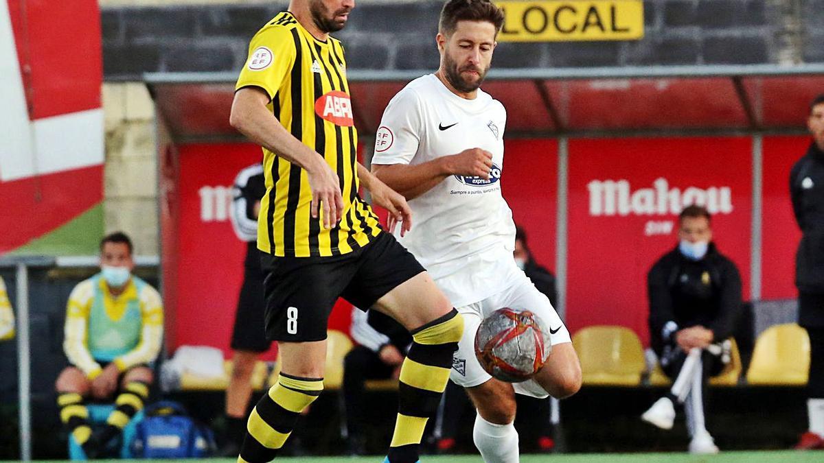 Pablo Lede, del Rápido de Bouzas, conduce el balón ante la presión de un jugador del Silva. |  // MARTA G. BREA