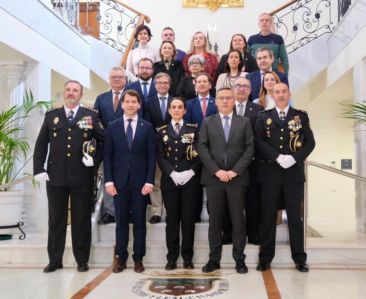 Mandos policiales y autoridades civiles, en la escalinata del ayuntamiento de Cabra.