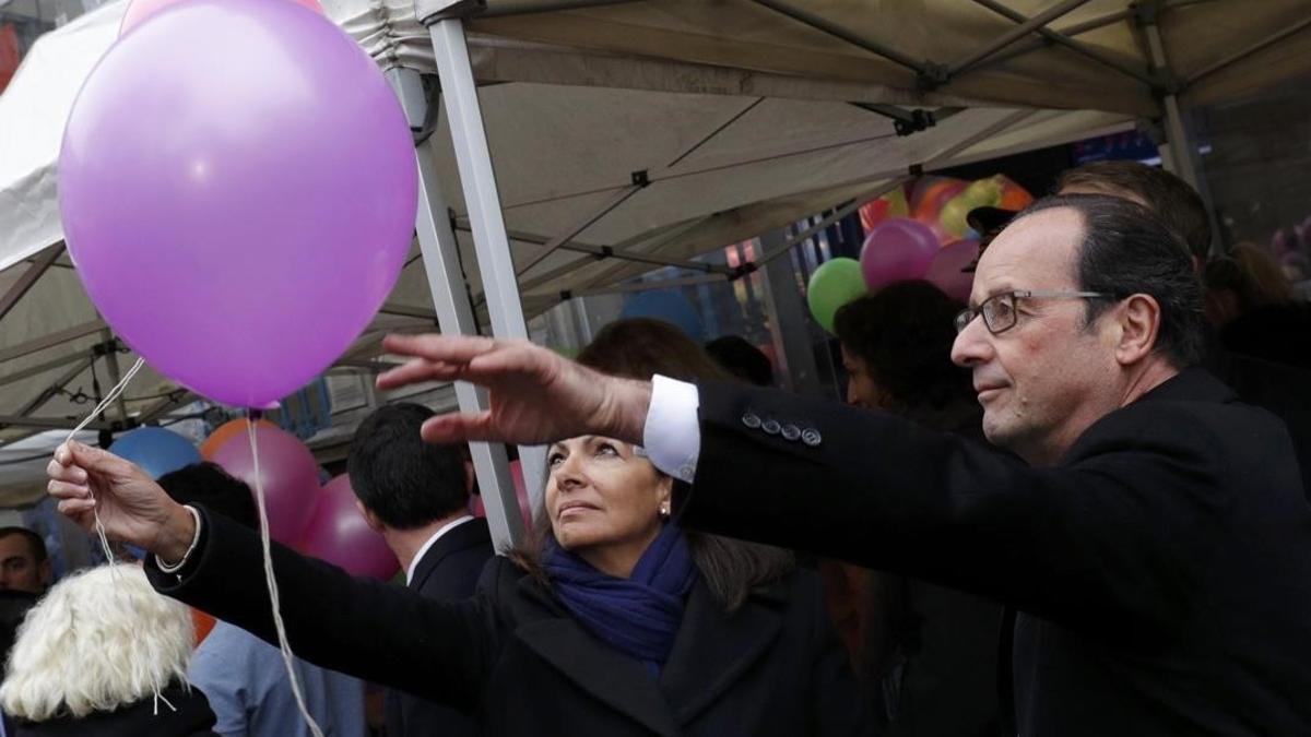 Hollande e Hidalgo, en uno de los homenajes a las víctimas en el aniversario del 13-N