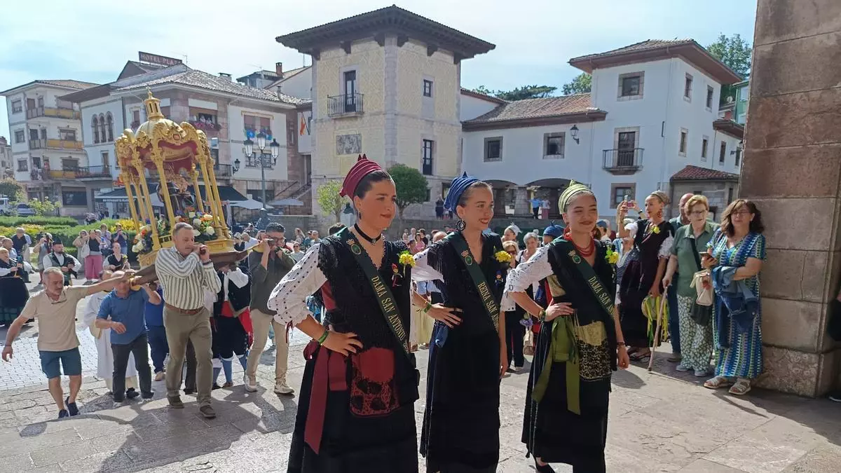 San Antoniu multitudinario (y sofocante, por encima de 30 grados) en Cangas de Onís