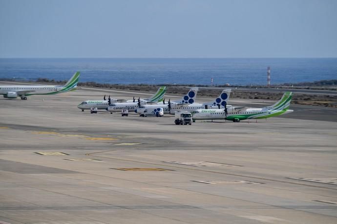 26-03-20  GRAN CANARIA. AEROPUERTO DE GRAN CANARIA. INGENIO TELDE. . Efecto del Covid-19 en el Aeropuerto de Gran Canaria, plataforma de aparcamiento de aviones vacía, últimos turistas y últimos en llegar.  Fotos: Juan Castro.