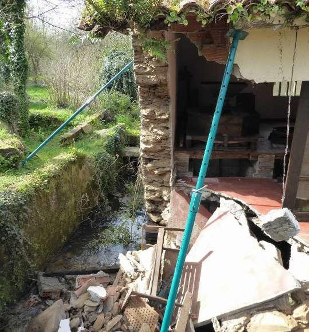 "El resto del molino también tiene peligro de caer al río"