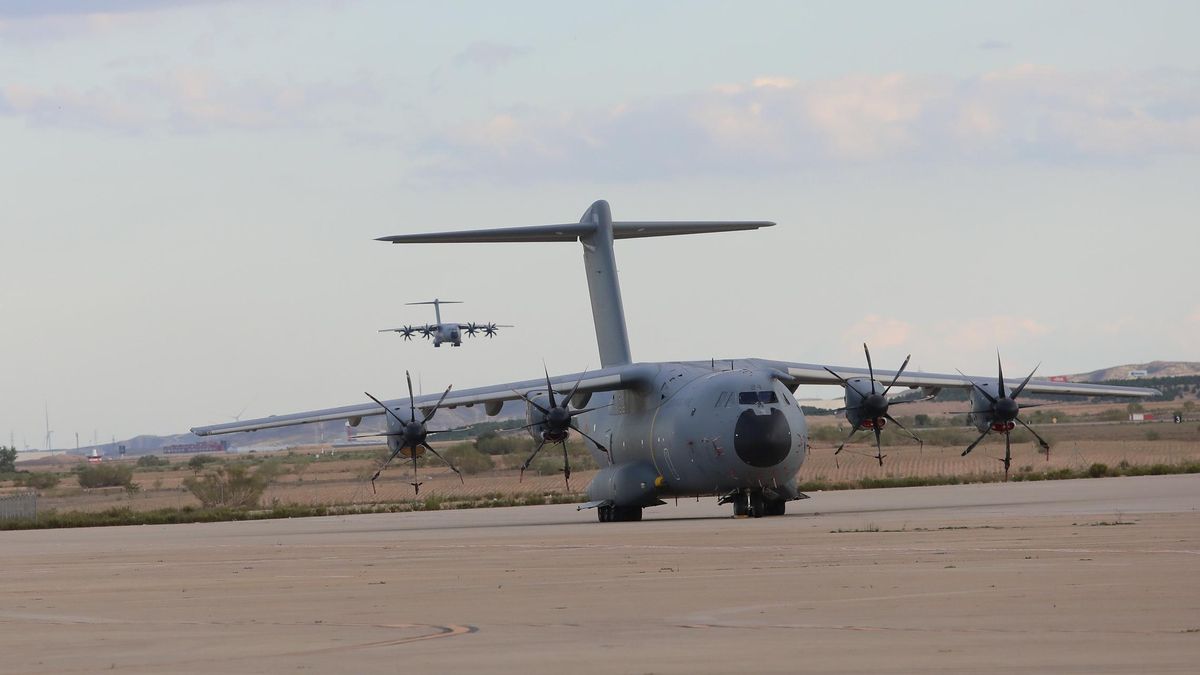 Un Airbus A-400 del Ejército del Aire en la segunda pista de aterrizaje de Zaragoza.