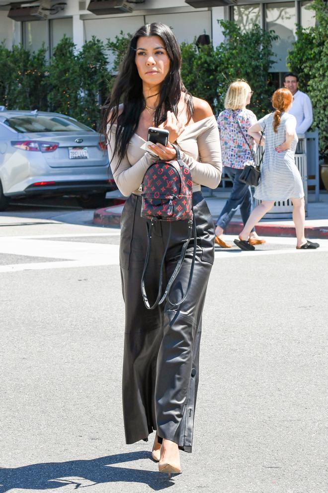 Kourtney Kardashian con pantalones de cuero