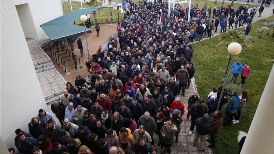 Más de 2.000 personas optan a 12 plazas de peón de Sadeco