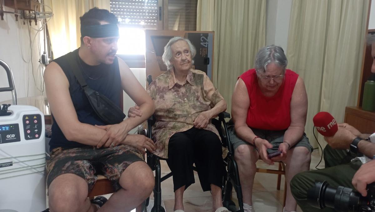 Alejandro, con su abuela María y su madre, Marisol Troncoso, poco antes de que se produjera el desahucio y el ofrecimiento municipal.