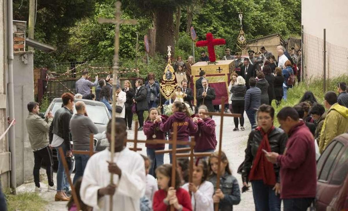 Salida de la procesión de la casa de la Hermandad de los Estudiantes.