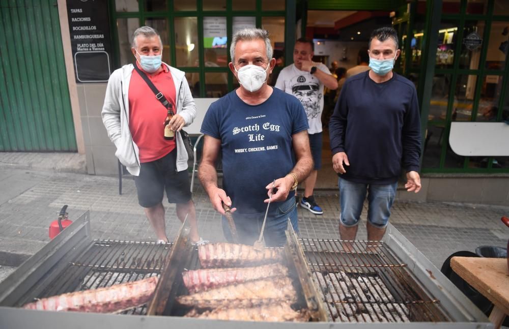 Los barrios de la ciudad preparan sus churrascadas y sardiñadas - Más de 200 efectivos supervisan el cumplimiento de las normas.