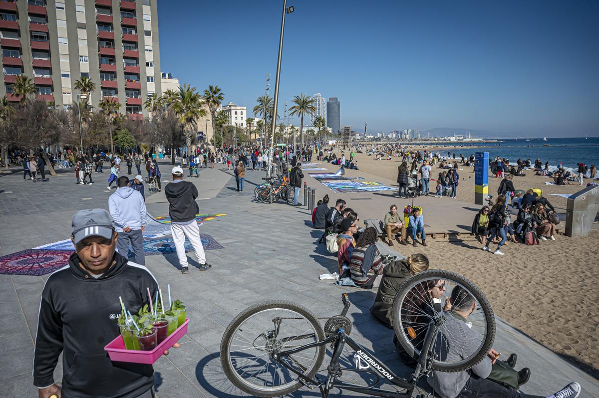 Los barceloneses acuden en masa a las playas de la ciudad para disfrutar del último día primaveral antes de la llegada del frío