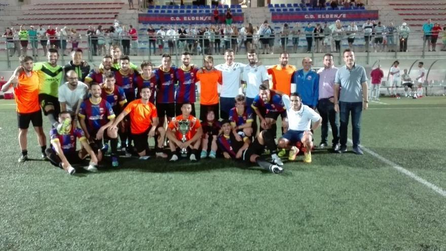 El Eldense posa junto al Trofeo Ciudad de Elda