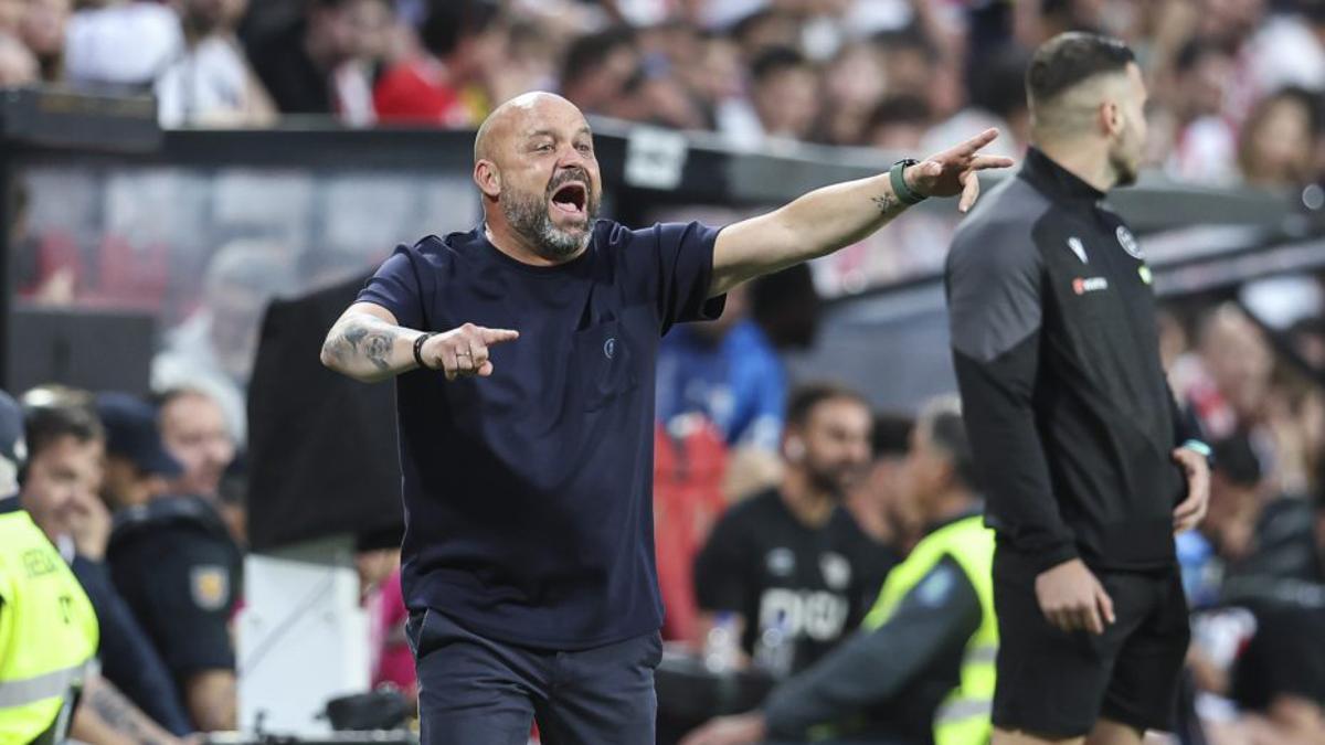 Manolo González gesticula durant el partit d’ahir a Vallecas.  | AFP7 VIA EUROPA PRESS