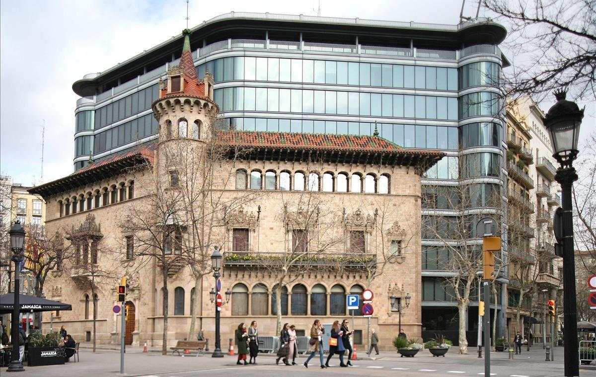 Can Serra, uno de los chaflanes presentes en la exposición 'El repte del xamfrà', en la sede del COAC.