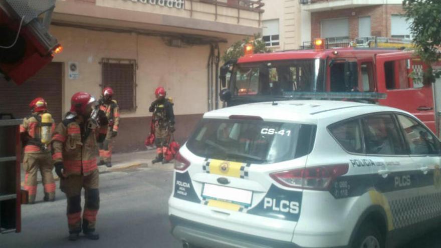 Ingresado por intoxicación de humo en un incendio en la cocina de su casa de Castelló