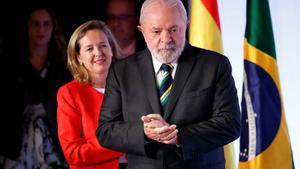 El presidente brasileño, Lula da Silva, y la vicepresidenta primera y ministra de Economía, Nadia Calviño, durante un acto en la Casa de América de Madrid, el martes 25 de abril.