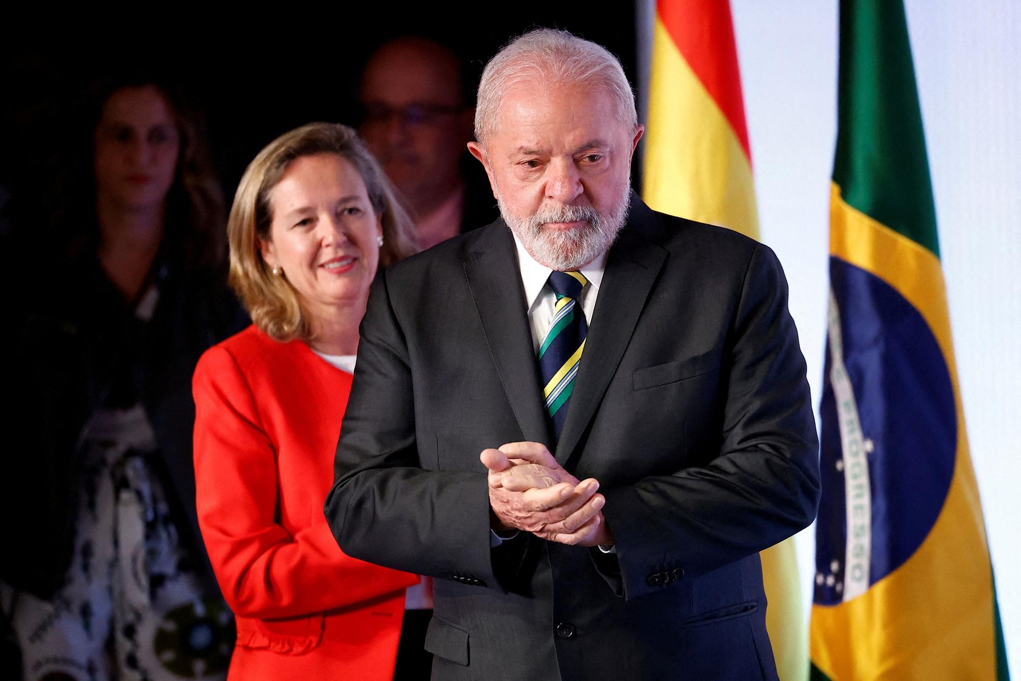 El presidente brasileño, Lula da Silva, y la vicepresidenta primera y ministra de Economía, Nadia Calviño, durante un acto en la Casa de América de Madrid, el martes 25 de abril.