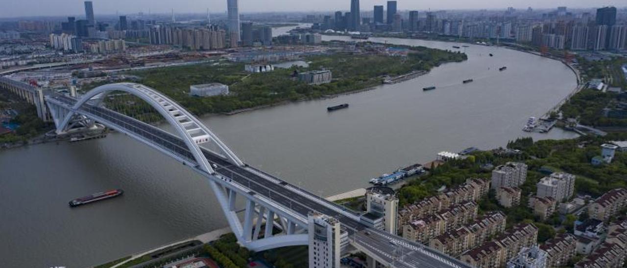 Canal de acceso al puerto de Shanghai, el más grande del mundo, con varios buques haciendo cola hace unos días. | |BLOOMBERG