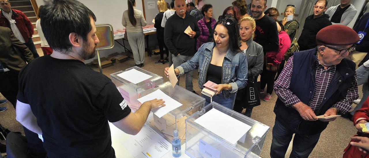 Un colegio electoral de Elche repleto de votantes durante las últimas elecciones generales y autonómicas del pasado 28 de abril.