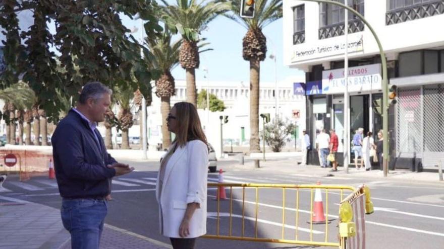 Alfredo Mendoza y María Dolores Corujo, en una de las calles con nuevo semáforos. | |