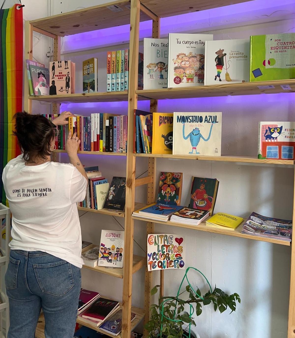 Laura Parra colocando libros.
