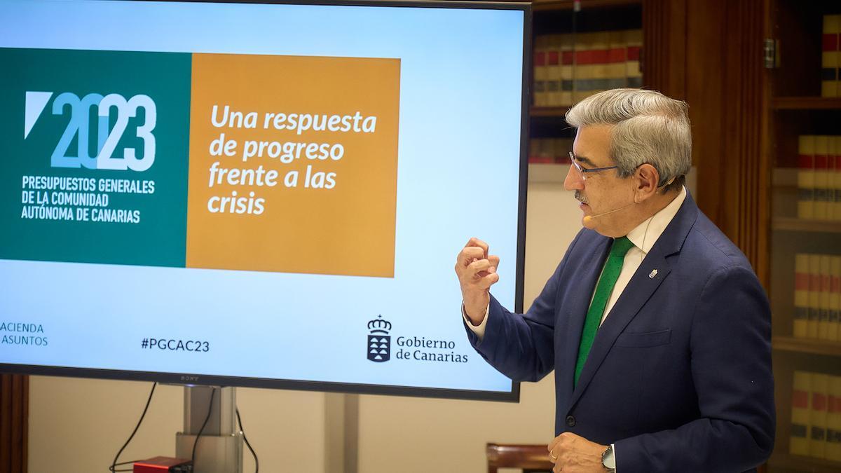 Román Rodríguez presenta los Presupuestos de 2023 en el Parlamento de Canarias