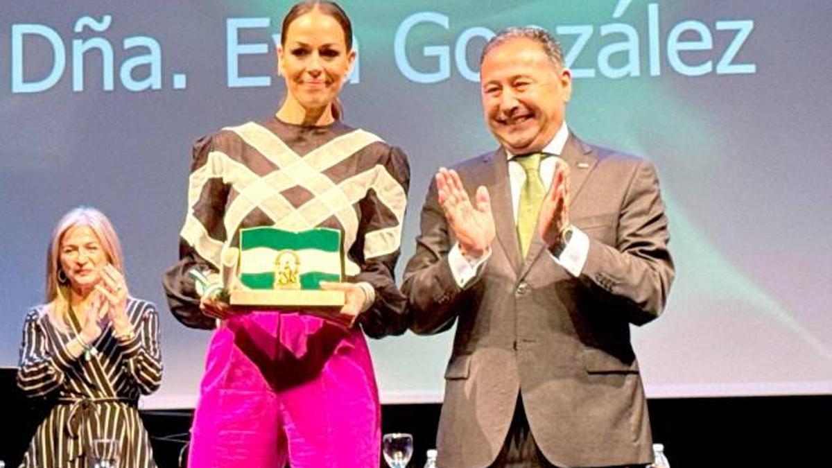 Eva González con su ‘Bandera de Andalucía a la Proyección de la provincia’.