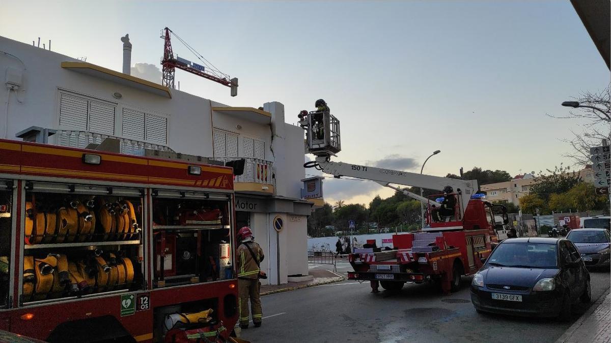 Los bomberos trabajan en la extinción del incendio.