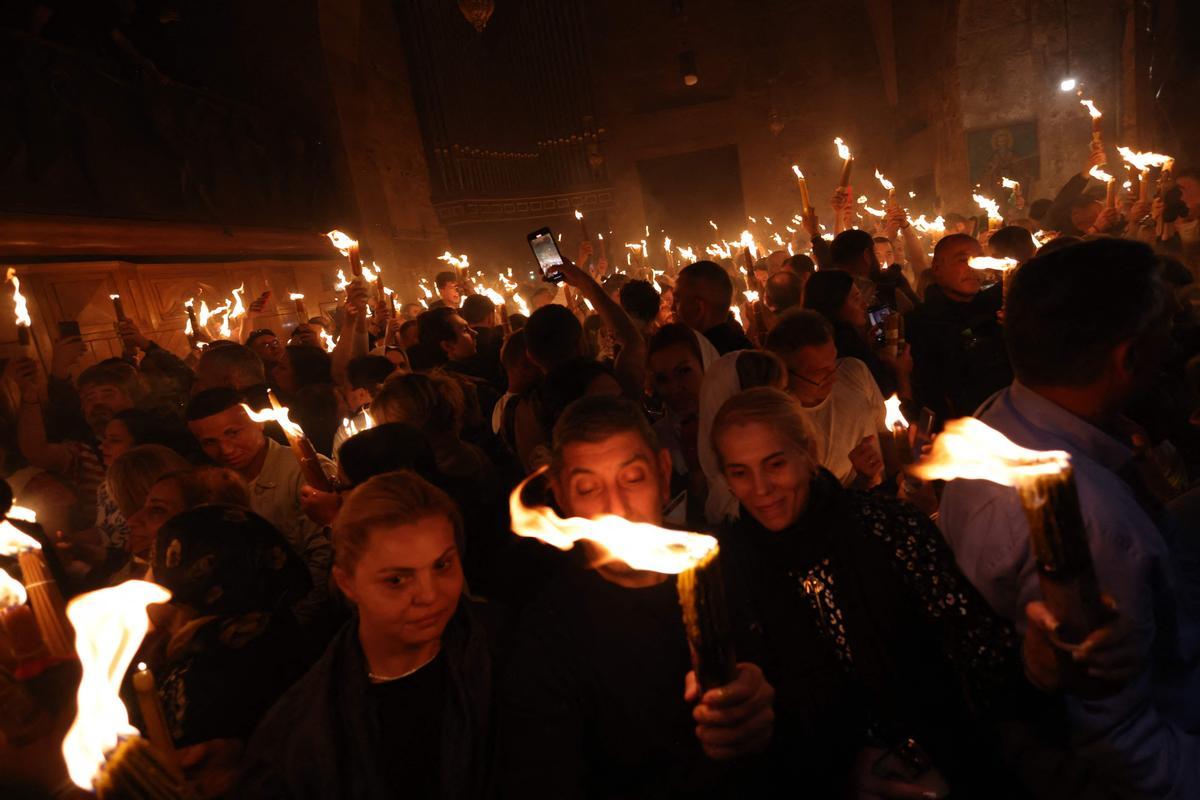 Cristianos ortodoxos celebran “Fuego Sagrado” en Jerusalén. eregrinos cristianos ortodoxos sostienen velas durante la ceremonia del Fuego Sagrado, un día antes de la Pascua ortodoxa, el sábado 15 de abril de 2023 en la Iglesia del Santo Sepulcro en la Ciudad Vieja de Jerusalén, donde muchos cristianos creen que Jesús fue crucificado y enterrado antes de resucitar.