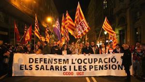 Cabecera de la manifestación por una ocupación digna en Barcelona.