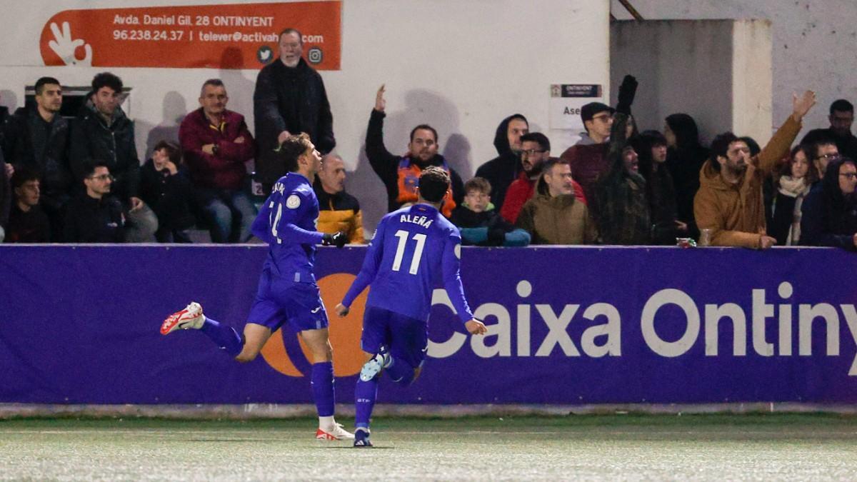 Latasa celebrando sus goles ante el Atzeneta