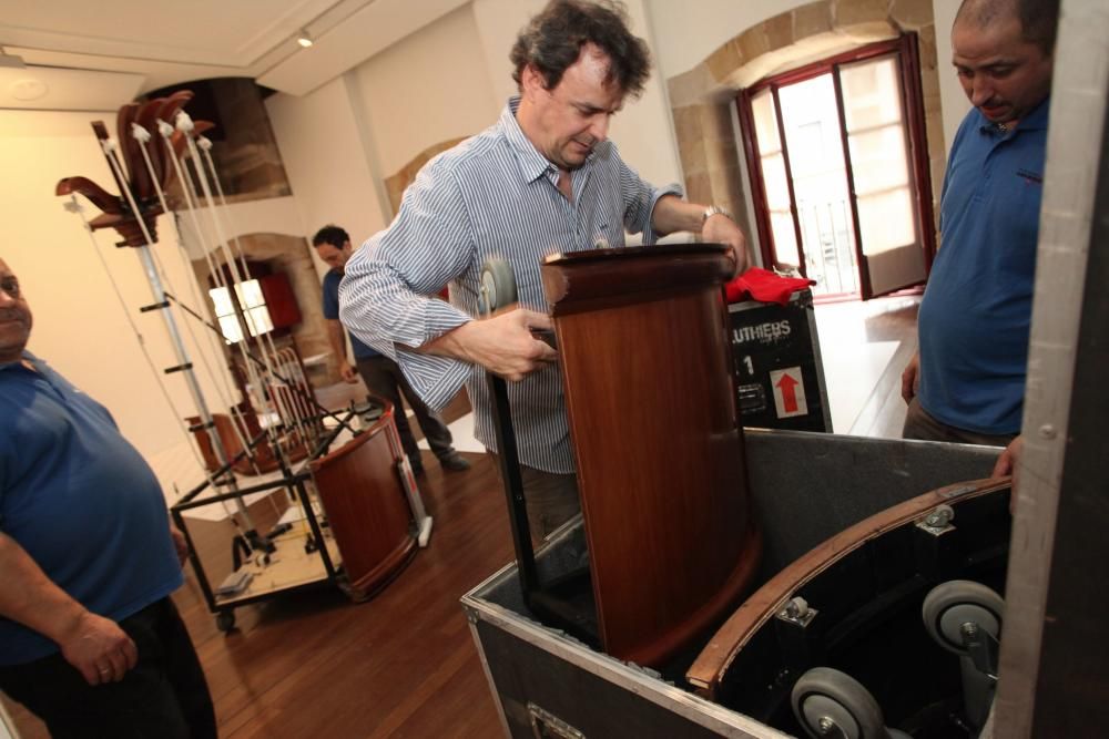 Montaje de la exposición de instrumentos musicales de Les Luthiers