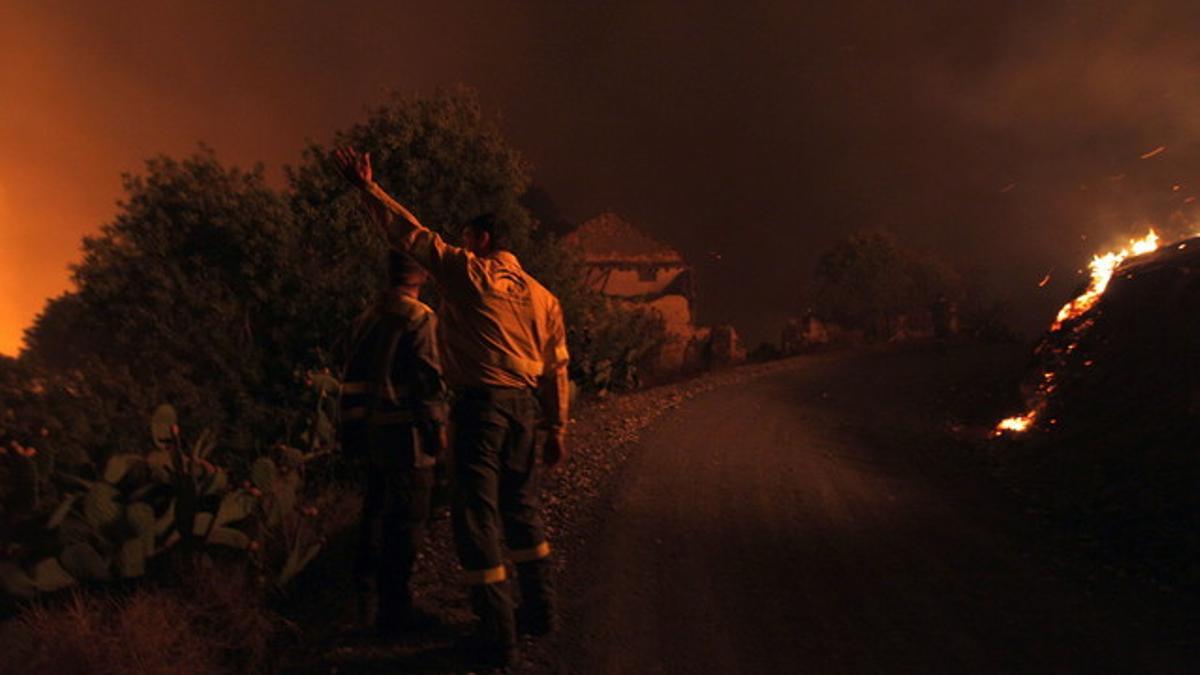 Los bomberos trabajan para apagar el incendio forestal de Coín (Málaga).