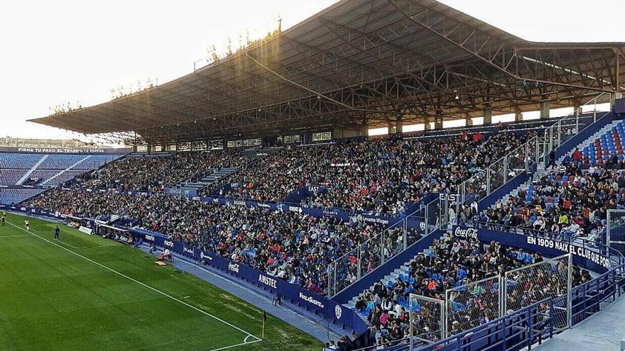 Mágica ovación de las jugadoras a una tribuna llena